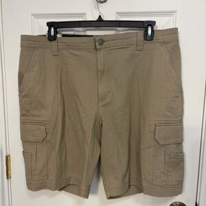 NWT Bass Pro Shops men’s size 40 khaki cargo shorts by Redhead. Relaxed fit.